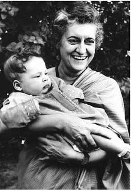Indira Gandhi med sonsonen Rahul Gandhi 1970.