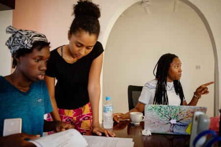 Purposeful Productions arbetar för att alla tjejer ska ha rätt till skolgång. Till höger Josephine Kamara, programkoordinator på Purposeful Productions som koordinerar aktiviteter i ”The Coalition for Girls Education”, tillsammans med två andra medarbetare.                                           