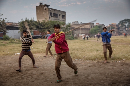 Unga pojkar från den hinduiska extremistorganisationen RSS tränar med bambukäppar varje morgon i Kolkata.. 