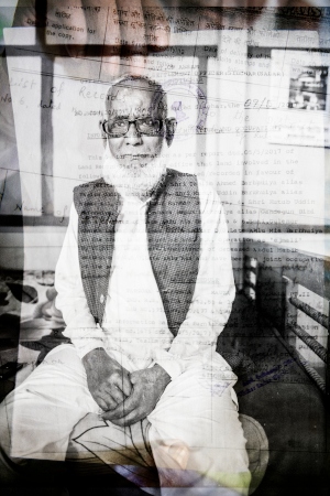 Tasnim Ahmed Barbhuija, 75 år. Hans farfar var engagerad i Indiens frihetsrörelse 1921, och Tasnim har dokument som bevisar det. Han har även sitt eget namn på en röstlängd från 1966.