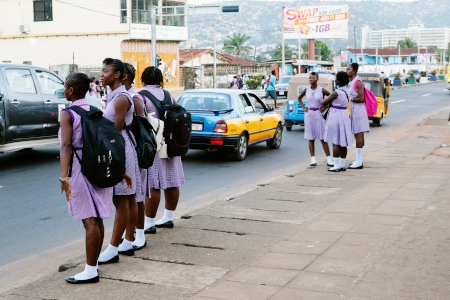 Flickor i skoluniform på väg till skolan i huvudstaden Freetown. 