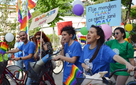 Xheni Karaj och Kristi Pinderi i Pridetåget i Tirana år 2017. 