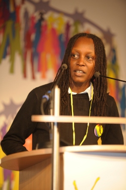  Kasha Nabagesara håller tal på Amnestys internationella rådsmöte i Nederländerna i augusti 2011. 