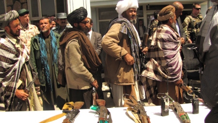 Talibaner lämnar in vapen 2012 för att återintegreras i det afghanska samhället.
