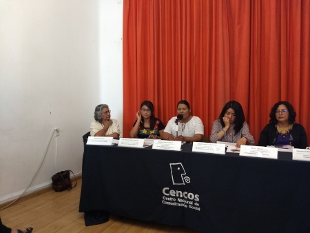 Medlemmar av nätverket för daglönearbetare ‒ däribland migrantarbetaren Marilyn Gómez ‒ vid en presentation i Mexico City av en ny rapport som beskriver de slavliknande villkoren för migrantarbetare i landet.