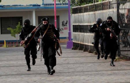   Polis i Managua 30 juni med automatkarbiner och Dragunov-gevär. 