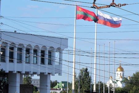Transnistrien är helt beroende av ryskt stöd. Den transnistriska flaggan, med hammaren och skäran, vajar ofta sida vid sida med den ryska flaggan utanför myndighetsbyggnader i huvudstaden Tiraspol.