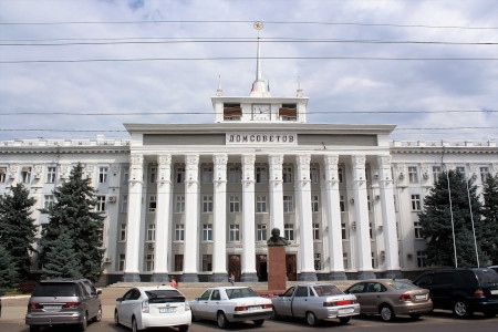 I parlamentsbyggnaden i centrala Tiraspol samlas parlamentsledamöterna i Transnistrien, landet som inte finns.