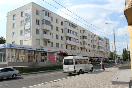 I centrala Tiraspol är gatorna exemplariskt rena och parkerna välskötta, men människorna är lätträknade. 