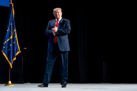 USA:s president Donald Trump håller tal på vapenlobbyorganisationen NRA:s årsmöte 26 april 2019. Trump meddelade att USA nu lämnar vapenhandelsavtalet ATT.