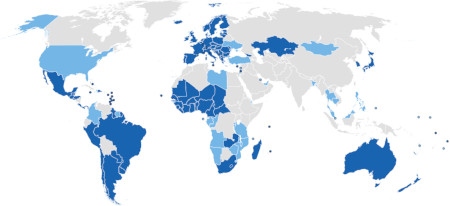 101 länder är anslutna till ATT sedan Palau den 8 april anslutit sig. Mörkblått anger länder som har ratificerat ATT och därmed rättsligt har anslutit sig. Ljusblå länder har undertecknat men ännu ej ratificerat.
