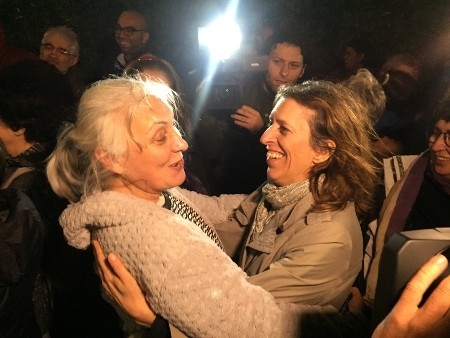 Glädje i Istanbul. İdil Eser (till vänster) efter att hon frigivits ur häkte den 26 oktober 2017. 