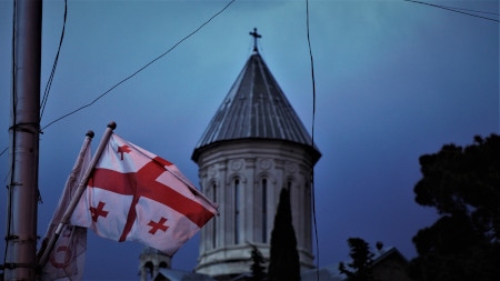  Familjemarschen i Tbilisi backas upp av kyrkan.