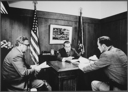 Säkerhetsrådgivaren Henry Kissinger, president Richard Nixon och general Alexander Haig diskuterar situationen i Vietnam den 13 november 1972. I december 1972 genomfördes de så kallade julbombningarna mot Nordvietnam.