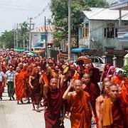 Omkring 3 000 personer demonstrerade den 19 maj i Sittwe i Rakhine för att militären ska utlysa en vapenvila i kampen mot Arakan Army.
