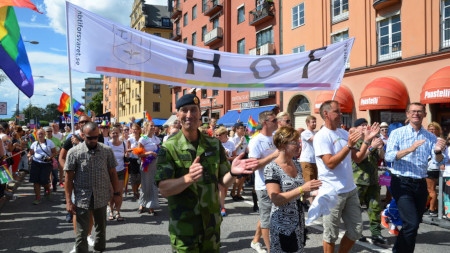  Överbefälhavare Micael Bydén och generaldirektör Peter Sandwall i Prideparaden i Stockholm 2016. 