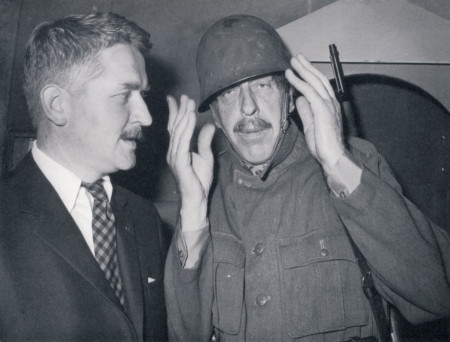 Hans Alfredson och Tage Danielsson i sin revy "Å, vilken härlig fred" 1966. Intäkterna från revyn blev starten för Amnestyfonden.