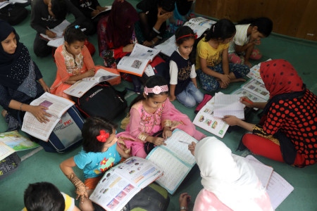 Kashmirs skolor har stått tomma sedan åtgärderna från den indiska regeringen meddelades den femte augusti. I stället bedrivs nu skolundervisning i tillfälliga lokaler på många platser.