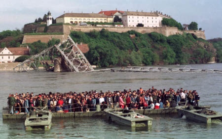  Nato har bombat en bro i Novi Sad i norra Serbien.