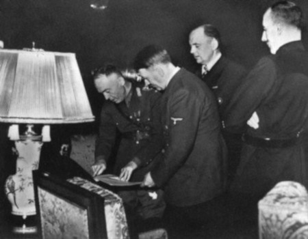 Rumäniens diktator Ion Antonescu och Adolf Hitler när Rumänien den 23 november 1940 ansluter sig till Axelmakterna.