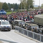 Flyktingar och migranter passerar Slovenien den 22 oktober 2015 på väg mot Tyskland.