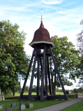En klockstapel vid Arby kyrka, nära Kalmar.
