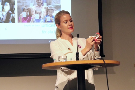 Karin Strömstedt Johansson, programhandläggare för internationella utvecklingsfrågor på Unicef Sverige, visar måttband som används för att mäta barns överarmar och se om de lider av undernäring.