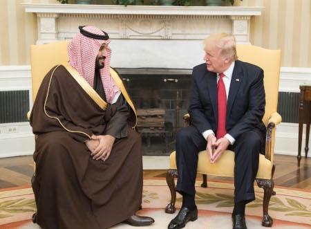 USA står bakom den Saudiledda koalitionen. Här träffar Saudiarabiens kronprins Mohammad bin Salman USA:s president Donald Trump i Vita huset i mars 2018.