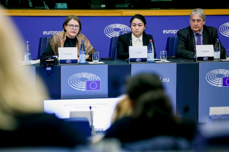 Från vänster: Heidi Hautala (De gröna/EFA), Jewher Ilham och Phil Bennion (Renew Europe). Phil Bennion kallar interneringslägren i Xinjiang för ”den värsta pågående människorättskränkningen i världen”.
