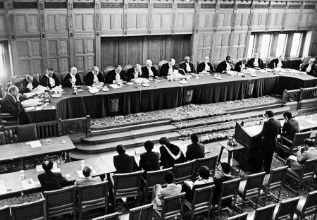 Internationella domstolen, ICJ, i Haag granskade hösten 1975 anspråken från Marocko och Mauretanien på dåvarande Spanska Sahara. I november 1975 invaderade Marocko och Mauretanien Västsahara.
