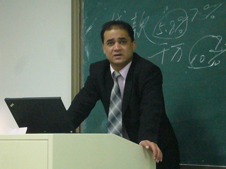 Ilham Tohti dömdes i september 2014 till livstids fängelse. Han är en välkänd akademiker och professor i ekonomi (bilden från år 2009). 