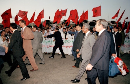 FN:s generalsekreterare Kofi Annan besöker Västsahara 9 november 1998. I huvudstaden al-Ayun (Laayoune) välkomnades han av Marockos inrikesminister Driss Basri och folkmassor som viftade med marockanska flaggor.