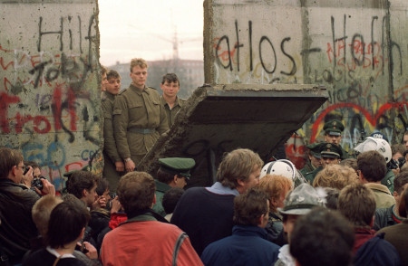 MURENS FALL. Västberlinare ser hur östtyska gränsvakter den 11 november river en del av Berlinmuren för att öppna en ny övergång.