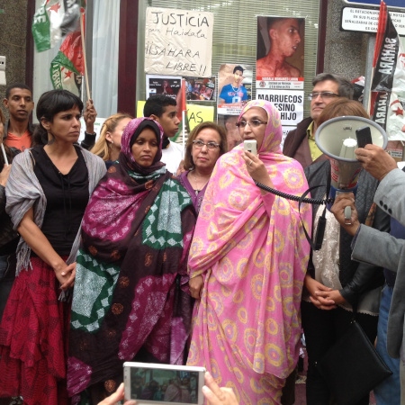 Aminatou Haidar (med megafonen) vid en solidaritetsaktion 2015 för Tekber Haddi, en västsaharisk kvinna som hungerstrejkade i protest mot att hennes 20-årige son Mohamed Lamin Haidala  hade misshandlats till döds i al-Ayun. 
