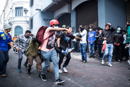 Demonstranter hjälper en skadad demonstrant i Quitos historiska stadskärna den 9 oktober.