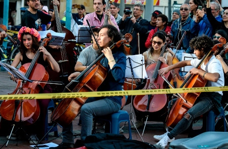 En studentorkester spelar i Colombias huvudstad Bogotá den 5 december för att välkomna demonstranter från urfolken som har anlänt till huvudstaden.