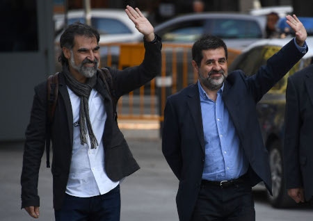 ordi Cuixart och Jordi Sànchez anländer till domstolen i Madrid den 16 oktober 2017. Efter två år i häkte dömdes de den 14 oktober till nio års fängelse för ”uppvigling”. 