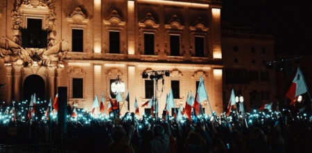 AVGÅ! Den 28 november protesterade tusentals personer i Valletta. 