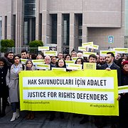 Det blev ingen dom utan fortsatt rättegång. Samling utanför domstolen i Istanbul 19 februari.