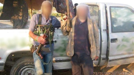 Mannen till höger på bilden dömdes till livstids fängelse för avrättningar i Idlib 2012.