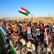 Ett tåg anländer från huvudstaden Khartoum till staden Atbara för att fira att ett år gått sedan den första demonstrationen hölls 19 december 2018. Det som började i Atbara blev till en revolution som svepte bort Omar al-Bashirs 30-åriga styre.