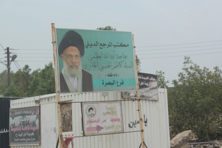 Basras gator kantas av bilder och affischer med representanter för shiitiska ledare. 