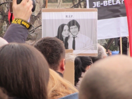 En demonstrant i Slovakiens huvudstad Bratislava håller upp en bild på journalisten Jan Kuciak och hans flickvän Martina Kusnirova, som båda mördades i februari 2018. Nu har en tidigare soldat dömts till 23 års fängelse.