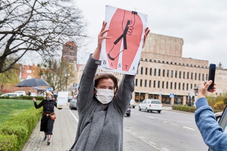 PROTEST I CORONATID. Demonstration med social distansering i Gdańsk den 15 april mot förslaget om ännu hårdare abortlag i Polen och kriminalisering av sexualundervisning.