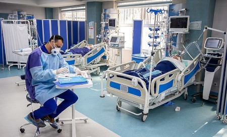 Patienter som har drabbats av covid-19 vårdas 1 mars på Khomeini-sjukhuset i Irans huvudstad Teheran. 