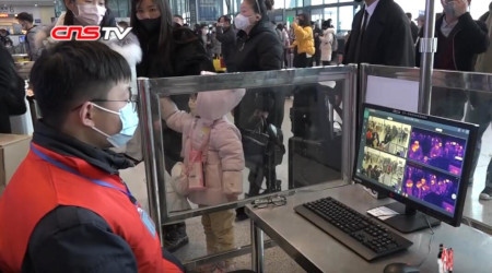 Passagerares kroppstemperatur mäts på kinesiska Wuhans järnvägsstation den 24 januari.