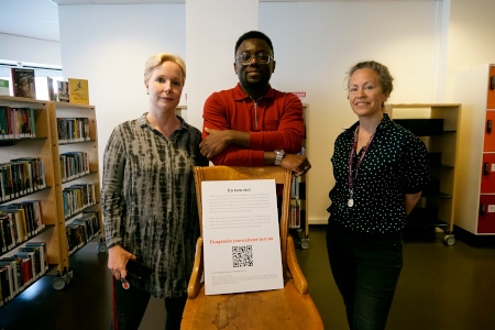 Emelie Wieslander, Jude Dibia och Ulrika Ahlberg ser till att de sista sakerna kommer på plats inför invigningen av yttrandefrihetsbiblioteket. Trästolen påminner om Dawit Isaak, och kommer att stå tom till han släpps från fängelset.