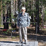 Jurij Dmitrijev håller tal i skogarna vid Sandarmoh den 5 augusti 2013.