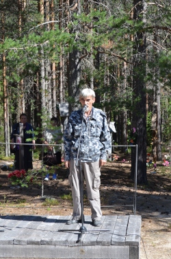Jurij Dmitrijev håller tal i skogarna vid Sandarmoh den 5 augusti 2013.
