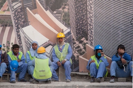  Migrantarbetare väntar på bussen på Al Adaid-gatan i Doha (bilden är från 1 februari 2014). Migrantarbetare spelar en viktig roll i Gulfstaternas ekonomi.